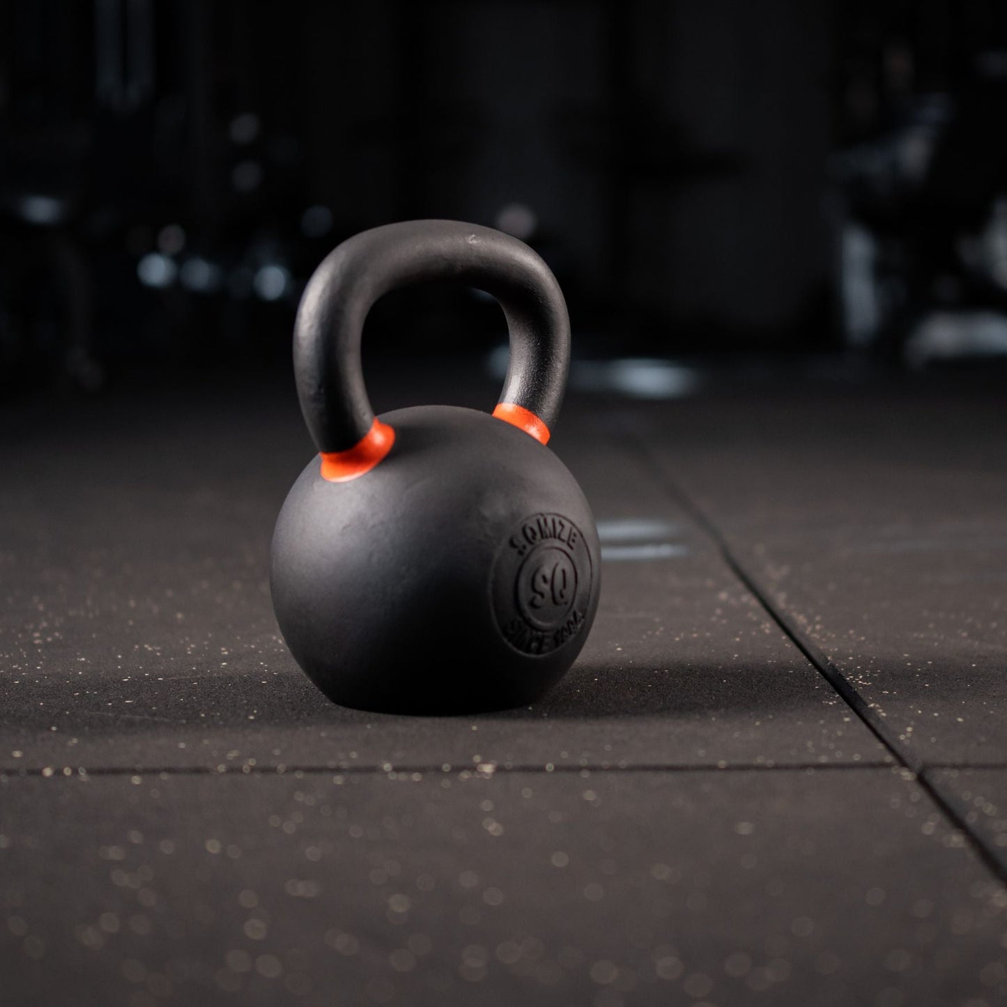 Black Kettlebell SQMIZE® BFK28 met Kleurcode Oranje- 28 kg - SQMIZE Nederland