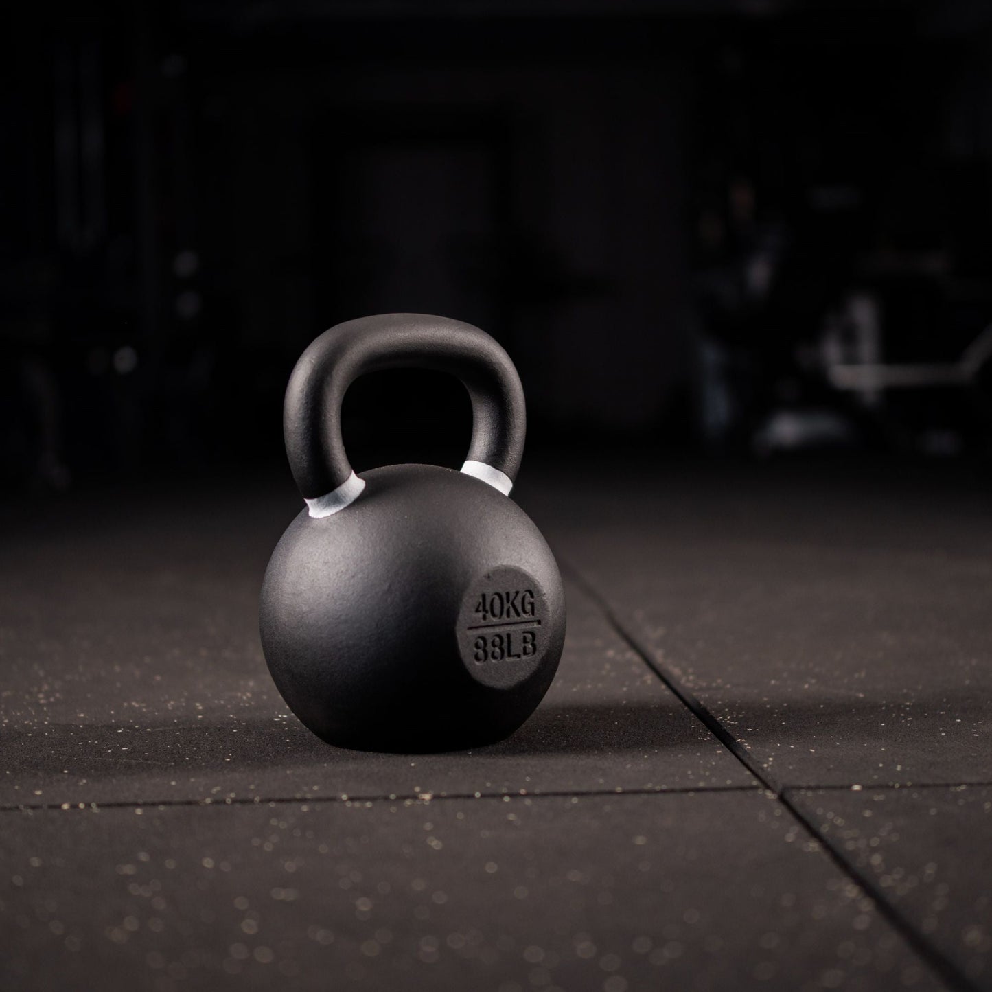 Black Kettlebell SQMIZE® BFK40 met Kleurcode Wit - 40 kg - SQMIZE Nederland