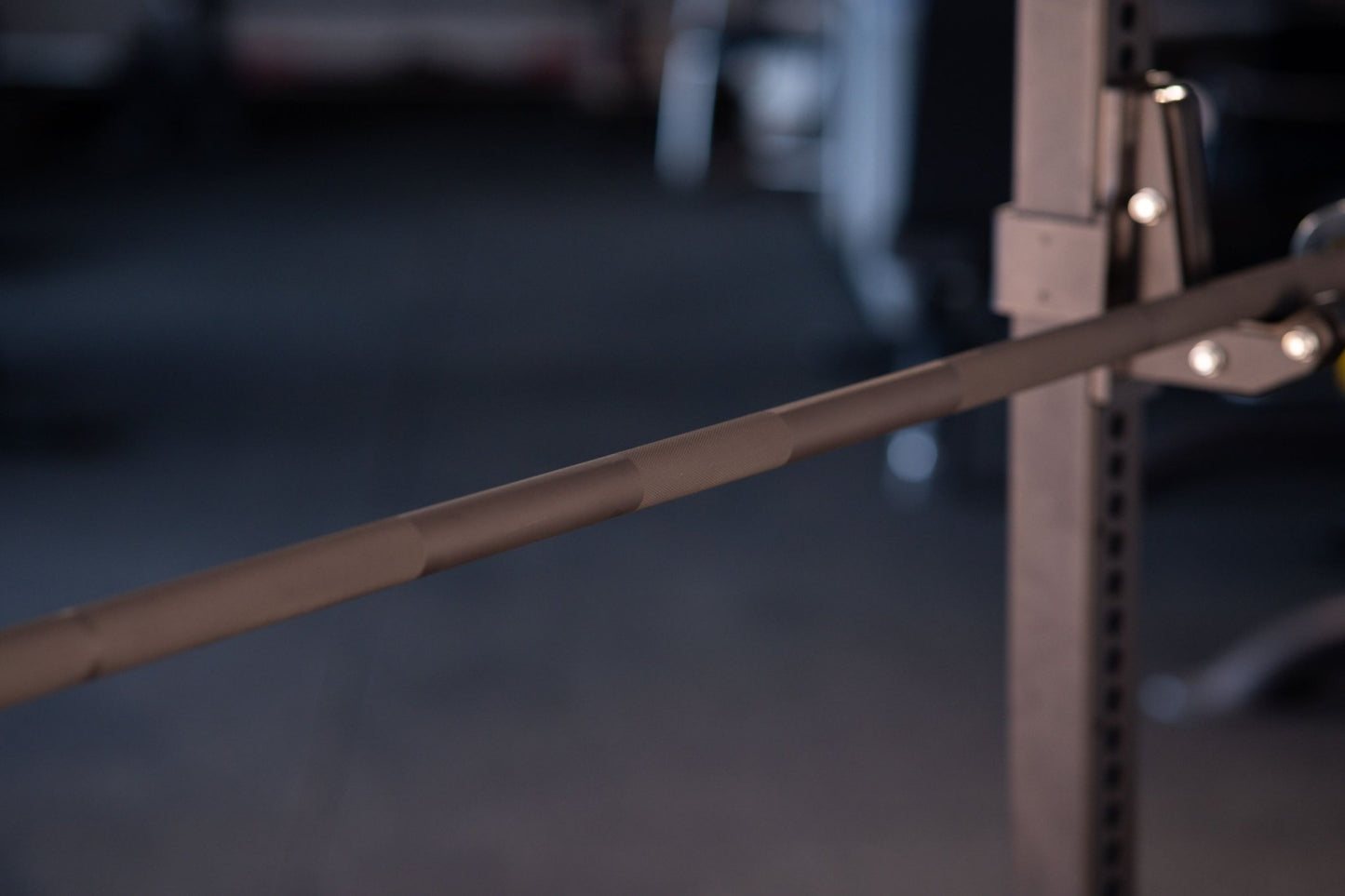 Powerlifting Barbell SQMIZE® PREMIUM BISON OB86PL-KDK-G Cerakote Sniper Grijs (20kg) - SQMIZE Nederland