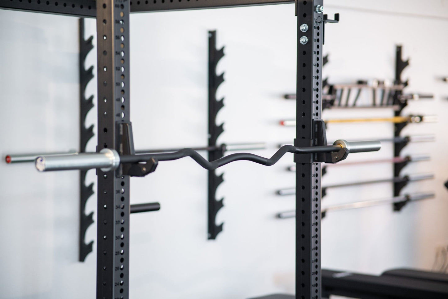 SQMIZE® Olympia Rackable Curl Barbell OB75 Ceramic Black Edition, 191 cm (15kg) - SQMIZE Nederland