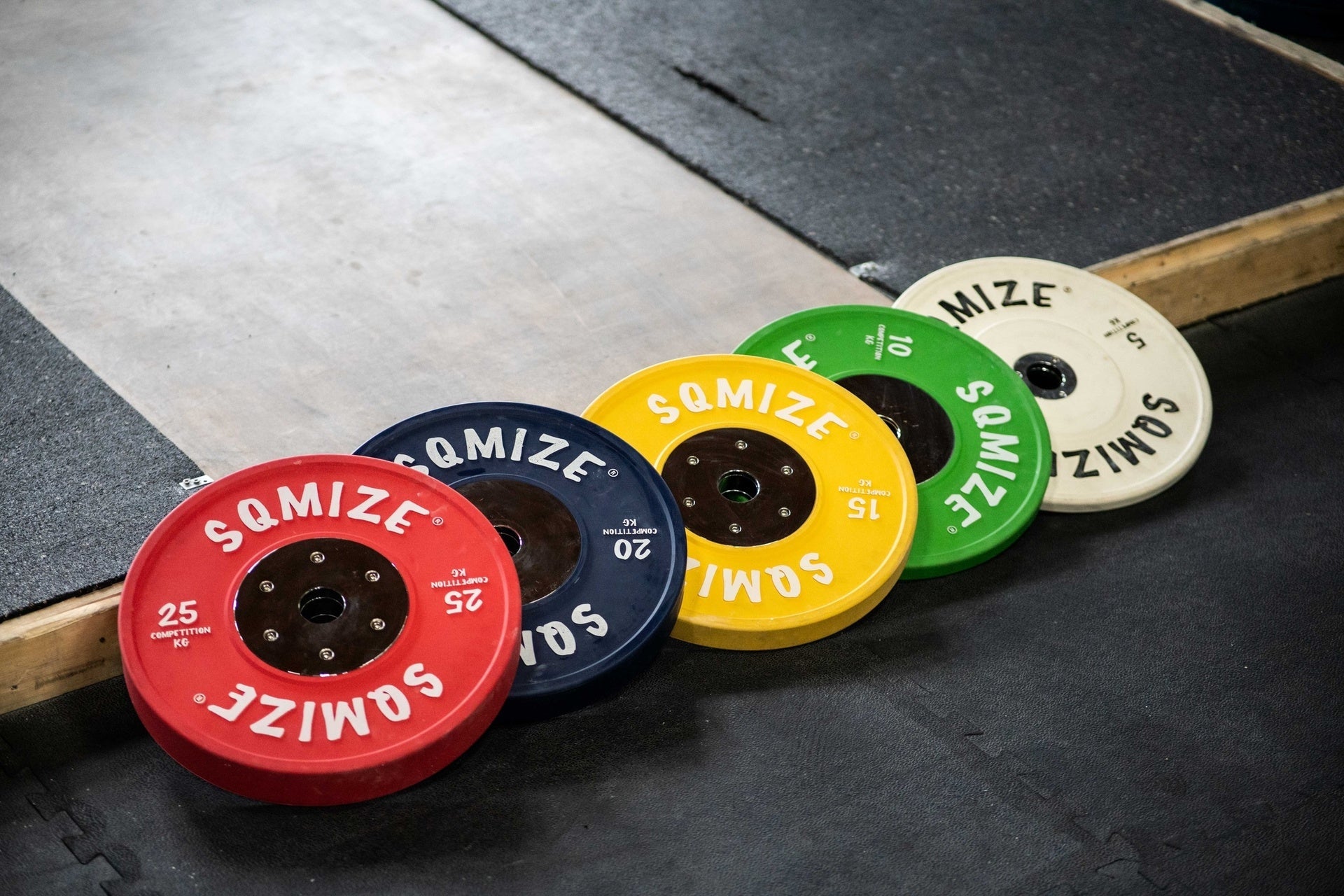 Premium Bison Competition Bumper Plate Met Barbell Set SQMIZE® CompBS90, 110 kg - SQMIZE Nederland
